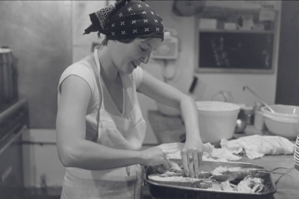 Alice Waters cocinando en los principios de su carrera profesional.